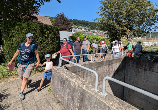 Wir marschieren beim Werkgebäude in Uhwiesen los.