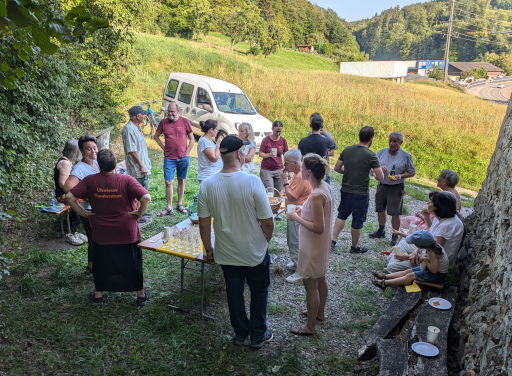 Die Vereinsmitglieder beim Apero vor der Trotte