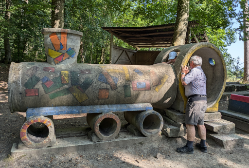 Spielplatz mit Lokomotive aus Betonröhren