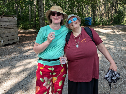 Yvonne und Elke mit Beschern voll Wasser